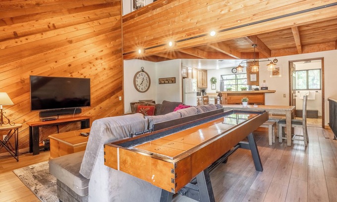 Mammoth Lakes Apartment | Snowflower #79 - Updated 2 Bedroom & Loft, 3 Bath, Sleeps 8, Steps away from Free Town Shuttle