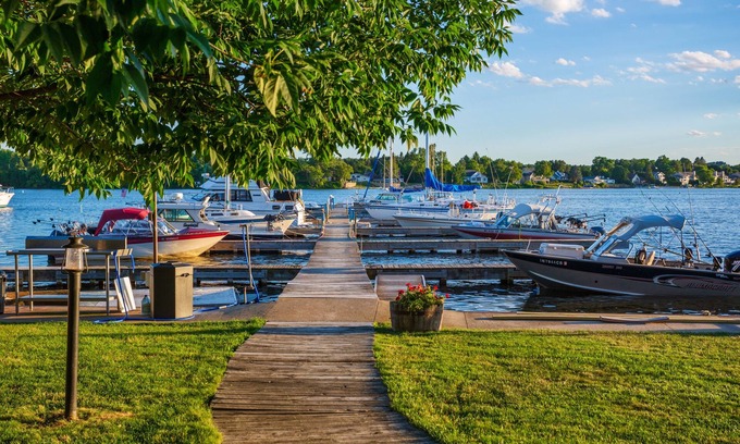 Sturgeon Bay Boat Rental | Snug Harbor Inn - Carver Cabin - Welcome Aboard!