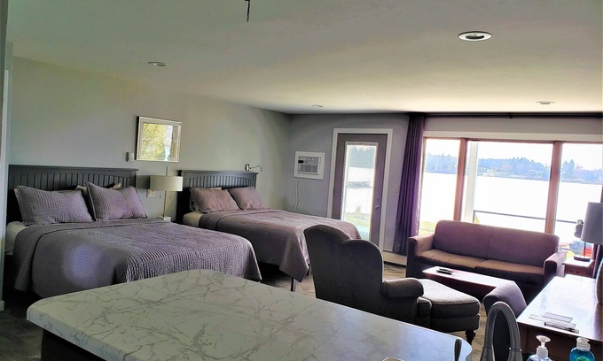 Sturgeon Bay Hotel | Snug Harbor Inn - Deluxe 8 & 9