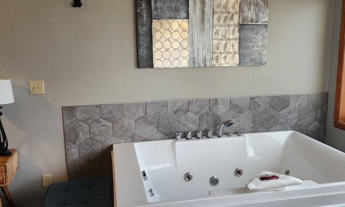 Sturgeon Bay Apartment | Snug Harbor Inn - Studio Suite 201 & 204