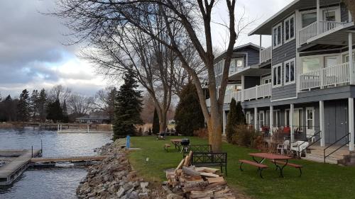 Sturgeon Bay Hotel | Snug Harbor Inn