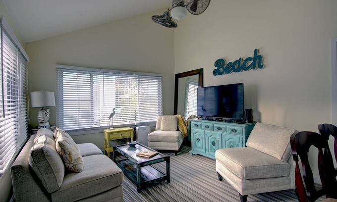 Folly Beach Cottage | So cute and close to the beach