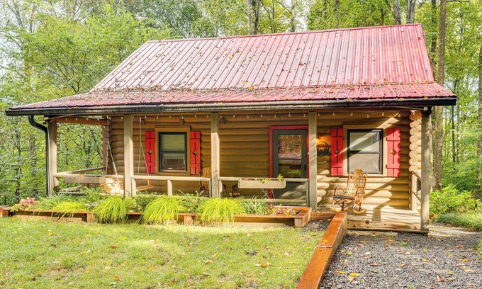 Cleveland Cabin | Soak in Hot Tub, Explore Outdoors: Cleveland Cabin