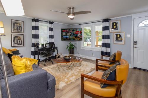 Mebane Apartment | Soaking tub w Washer and Dryer, WiFi