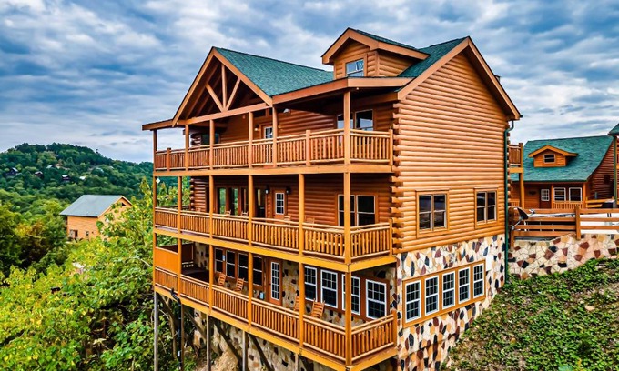 Pigeon Forge House | Soar Over Water cabin