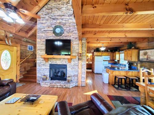Pigeon Forge House | Soaring Eagle Family Cabin w Resort Pool Daily Free Tickets