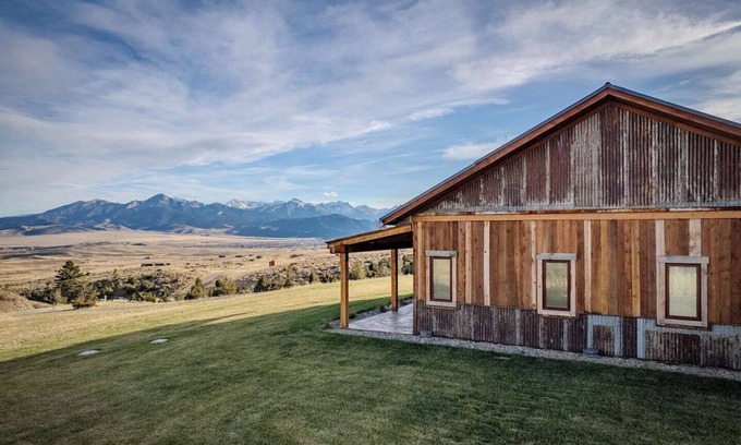 Livingston Cabin | Soaring Eagle Guest Cabin: Epic Views in Big Sky Country