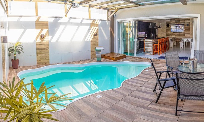 Enseada House | sobrado com piscina aquecida a poucos metros mar