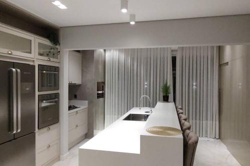 Picarras House | Sobrado com piscina, banheira e garagem coberta.