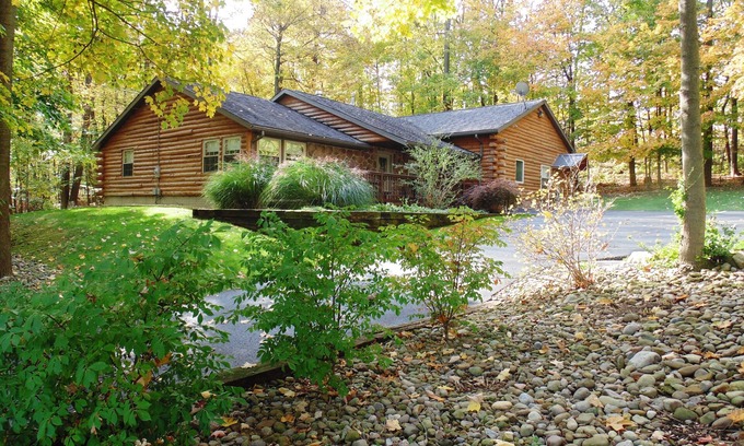 Dundee Cabin | Sojourner's Lodge & Log Cabin Suites