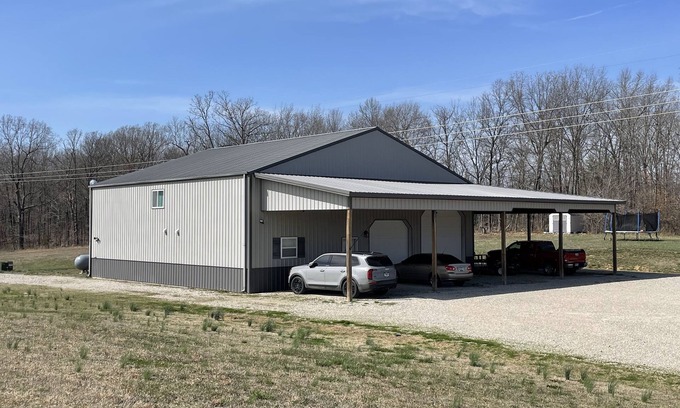 Rombauer Cabin | SOLAR ECLIPSE! Lodge on10ac open field. 4 bed, 1 bath. Family/Pet friendly