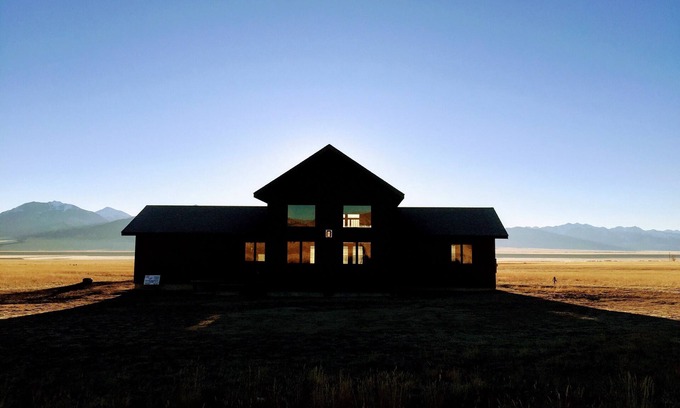 Ennis House | Solitude | Majestic Views | Adventure | Couples or Groups