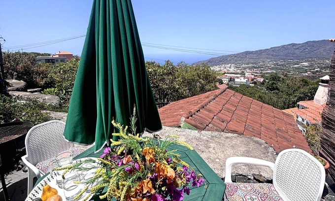 El Paso Cottage | Sombrero de Pico C, with shared swimming pool in El Paso, island of La Palma