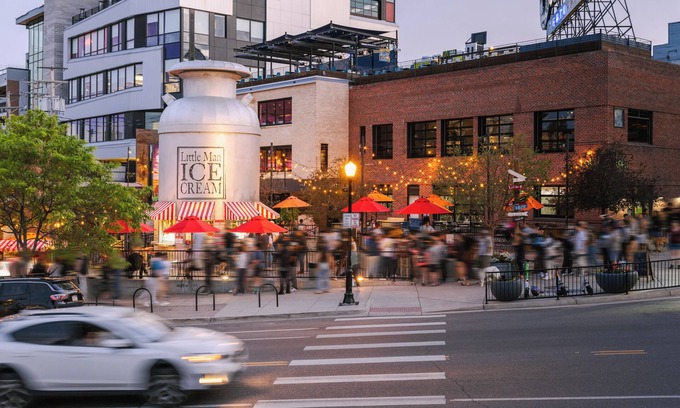 Jefferson Park Apartment | Sonder at Skyline | King Studio Apartment w/Balcony