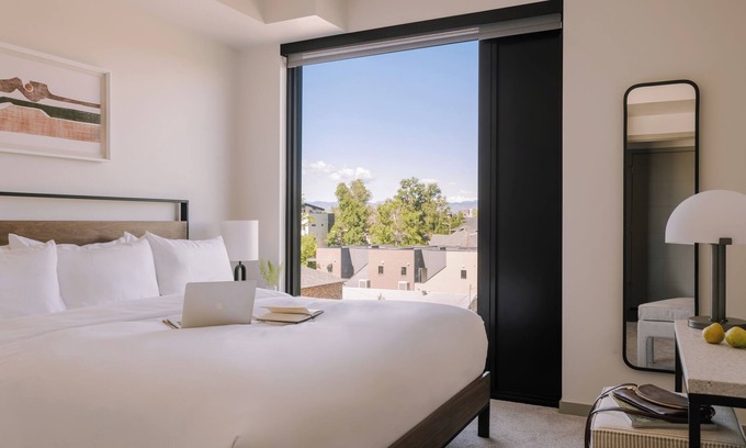 Jefferson Park Apartment | Sonder at Skyline | Superior One-Bedroom Apartment w/Mountain View