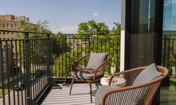 Jefferson Park Apartment | Sonder at Skyline | Two-Bedroom Apartment w/Balcony