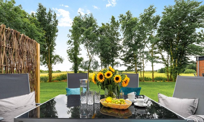 Emmelsbull Apartment | Sonnenfang - not far from Sylt, rural, idyllic, North Sea vacation, garden