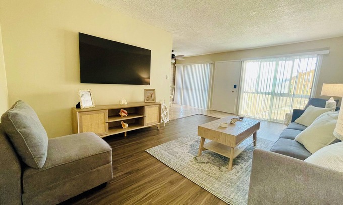Redondo Beach Apartment | Soothing Beach Apartment in Redondo Beach…20 steps to Ocean!