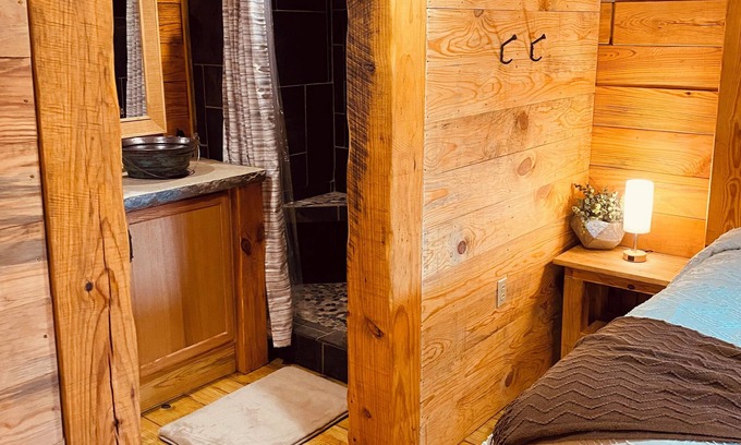 Eureka Springs Cabin | Soothing LOG CABIN in charming Eureka Springs