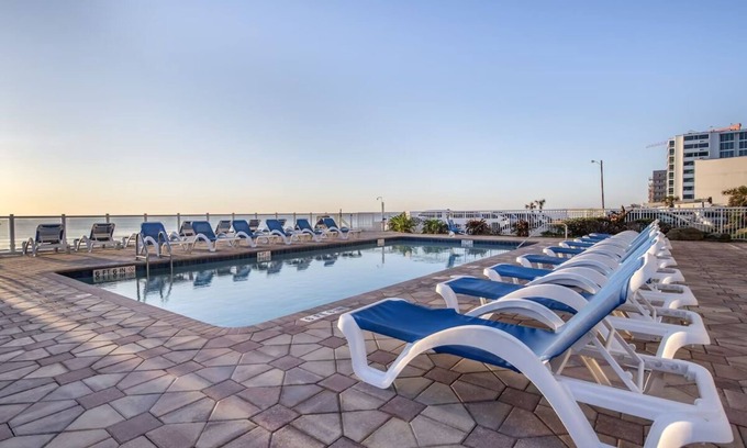 Seabreeze Park Hotel | Soothing Ocean View Stay | Central Location Near Daytona's Top Attractions