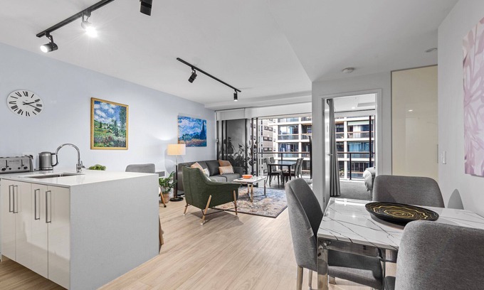 South Brisbane Apartment | South Bank Living! ~ 1bed, 1bath, 1car, Balcony