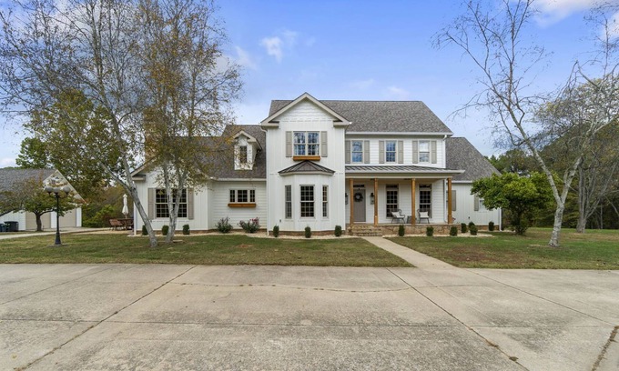 Cobden House | South Pass Hideaway 4BDRM - 2 King, 1 Queen, 2 Full Beds on Shawnee Wine Trail