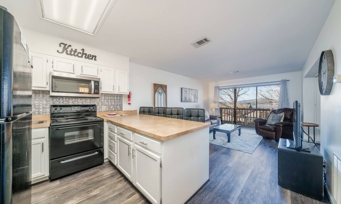 Lake Hamilton Condo | South Shore 1 bdrm! Gameroom, Mini-Golf, Pickleball, Game room, 2 Pools & More!