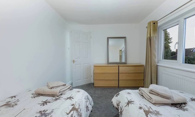 Westcliff-on-Sea House | Southend Retreat KING SUITE luxury stay with parking