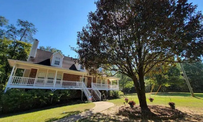 Pinson House | Southern Charm Cottage - Peaceful 4 BR By The Creekside!