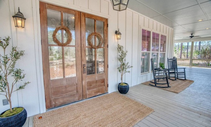 Moultrie House | Southern Farmhouse Retreat: 4 Bedroom, 4 Bath w/Master SPA like - Pet Friendly