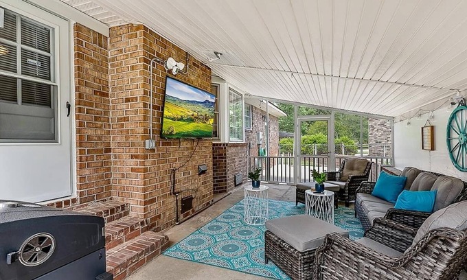 Ladson House | Southern Serenity Minutes from the Interstate