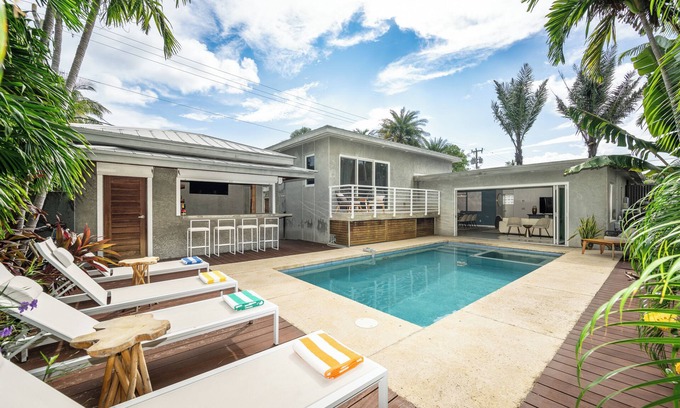 Midtown House | Southernmost Serenity - 3 Bedroom/2.5 Bathroom With Pool & Outdoor Bar