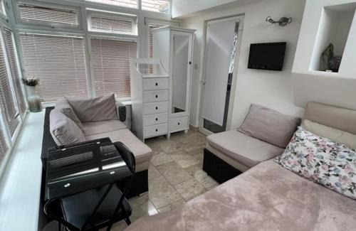 Brunswick Park House | Southgate Home Stay