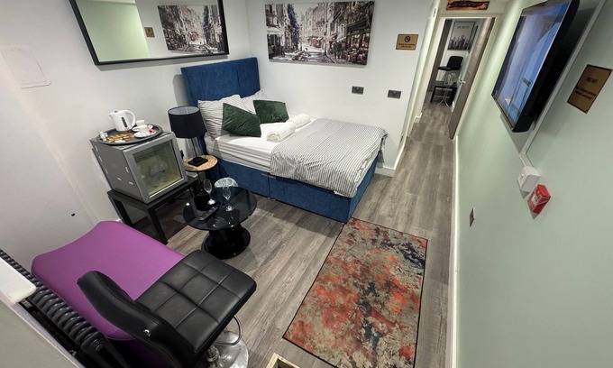 Elland Apartment | Southgate Luxury 2-bedroom apartment in Elland private parking WiFi Jacuzzi Bath