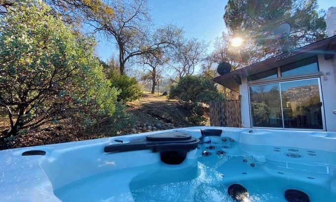 Three Rivers House | Spa, 5 minutes from Sequoia National Park. Spacious, convenient and private.