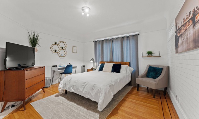 Sunnyside House | Spacious 1BR/1BA Guest Suite with Kitchen +Parking