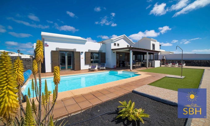 Montana Roja Villa | Spacious 2 bed property with Pool, Hot tub and Air conditioning