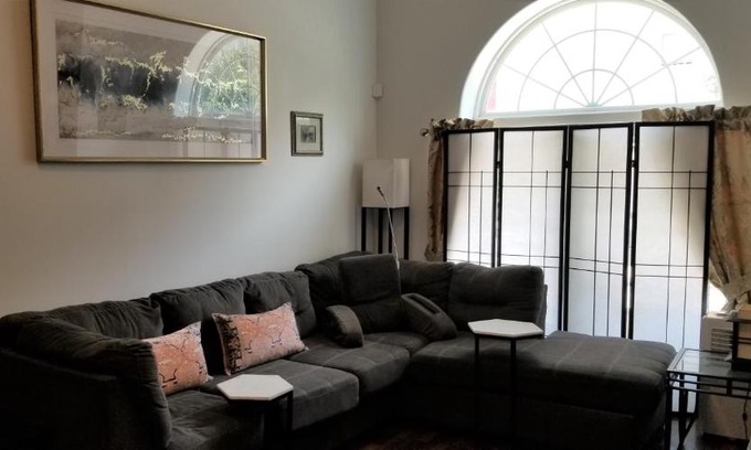 Downtown Baltimore Apartment | Spacious 2 bedroom apartment with free parking