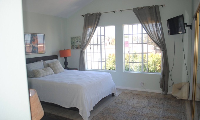 South Redondo House | SPACIOUS 2 BEDROOM BEACH HOUSE, WALK TO EVERYTHING!