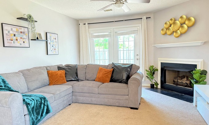 Huntcliff House | Spacious 2bed + 2bath Townhome - Minutes to Fort Jackson - King Bed