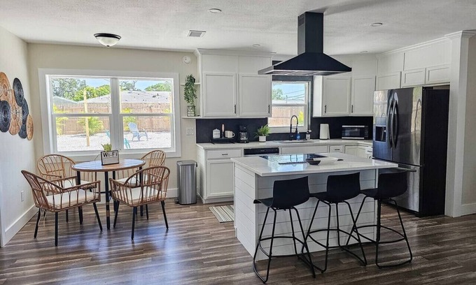 Bayshore Gardens House | Spacious 3/2 w fenced yard - 5 to IMG & SRQ