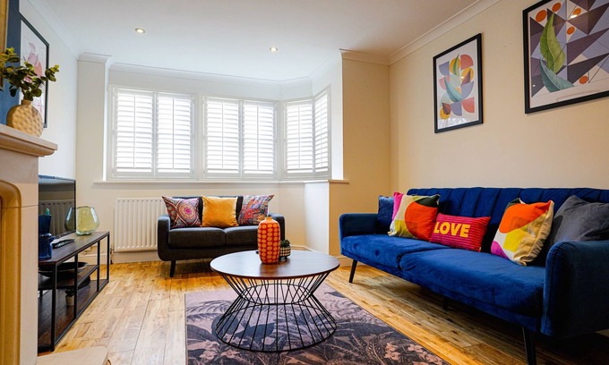 Portswood House | Spacious 3 Bedroom House Sleeps 6 |Driveway|Garden