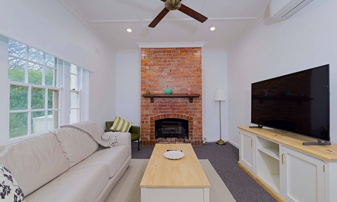 Manuka House | Spacious 3-Bedroom House in Manuka