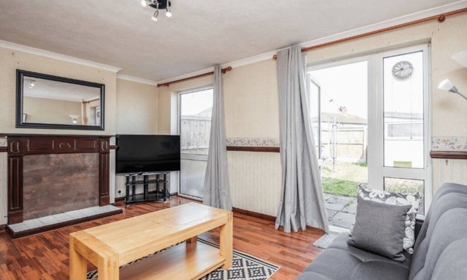 Tilbury House | Spacious 3 Bedroom Home With Wifi, Parking & Garden