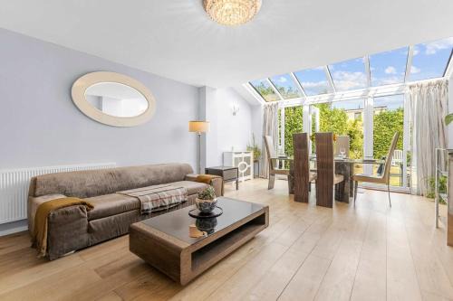 Greenhithe Apartment | Spacious 3-Bedroom Retreat with Garden Near Bluewater