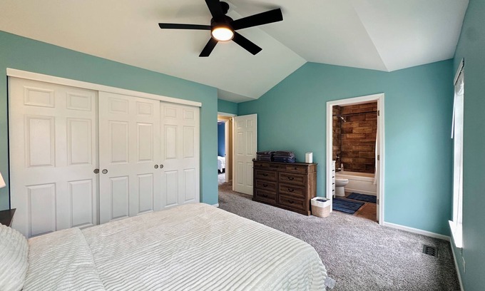 Fox Valley House | Spacious 3 bedrooms with Yard – Near Naperville, Chicago