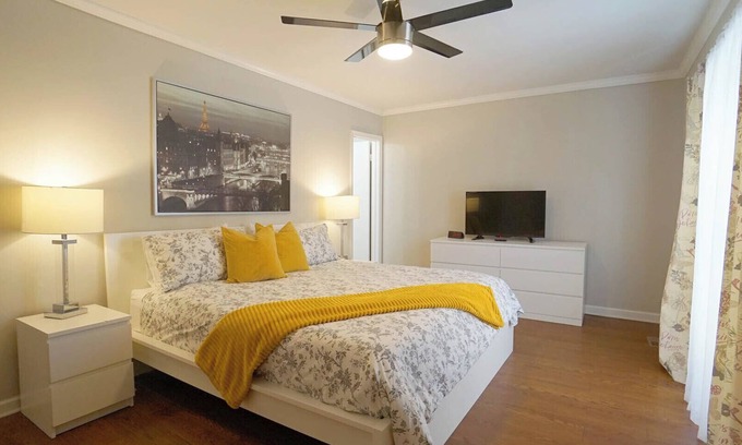 North Raleigh House | Spacious-3 Level Townhome/NorthHills/Pets