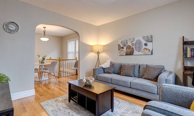 Jefferson Park House | SPACIOUS 3BD - 2BA DUPLEX WITH FAMILY ROOM, KING BED-LAUNDRY ROOM & FIREPLACE