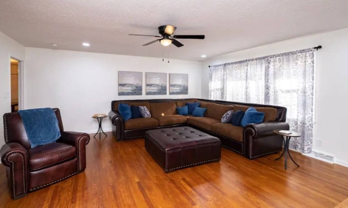 Huntsville House | Spacious 3bd with king, 2 living areas and fenced yard