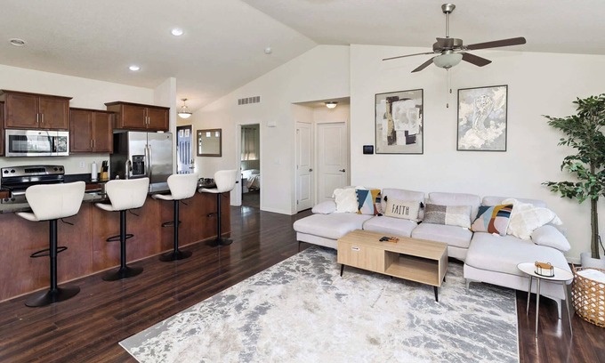 Berwick House | Spacious 3BR/2BA Getaway in Des Moines